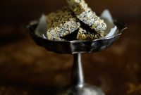 Greek Pasteli: Traditional Sesame and Honey Candy Recipe