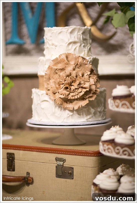 Rustic Burlap Cake by Intricate Icings | TheCakeBlog.com Rustic Burlap Cake by Intricate Icings | TheCakeBlog.com