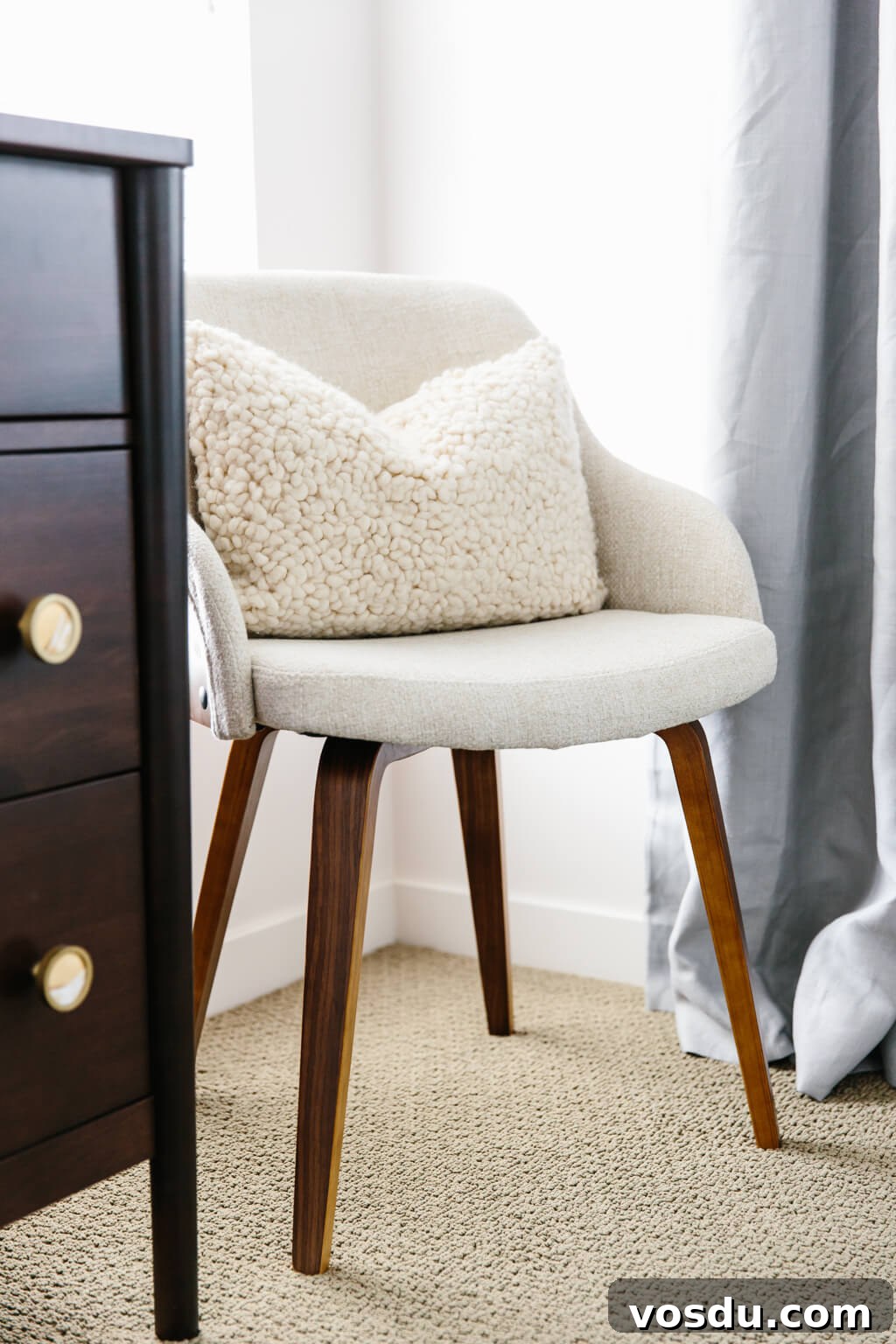 Modern Minimalist Bedroom Makeover with Havenly Design Ideas 13 My modern and minimalist bedroom design and decor. My interior design style is a blend of minimalism, mid-century modern, Scandinavian and SoCal vibes.