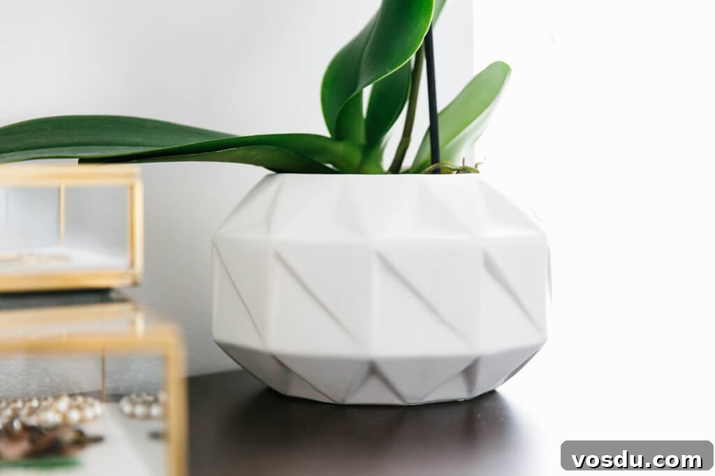 Modern Minimalist Bedroom Makeover with Havenly Design Ideas 10 My modern and minimalist bedroom design and decor. My interior design style is a blend of minimalism, mid-century modern, Scandinavian and SoCal vibes.