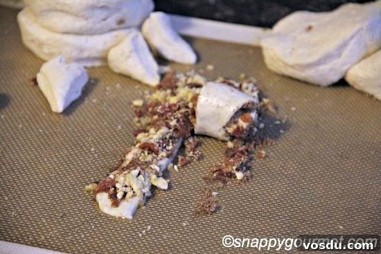 Banana Bacon Cinnamon Roll Roses: Sweet Savory Pastry Blossoms 7 Banana Bacon Cinnamon Roll Roses (@snappygourmet.com)