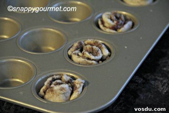 Banana Bacon Cinnamon Roll Roses: Sweet Savory Pastry Blossoms 8 Banana Bacon Cinnamon Roll Roses (@snappygourmet.com)