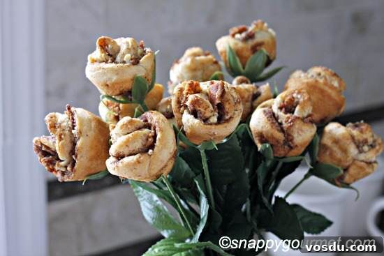 Banana Bacon Cinnamon Roll Roses: Sweet Savory Pastry Blossoms 9 Banana Bacon Cinnamon Roll Roses (@snappygourmet.com)