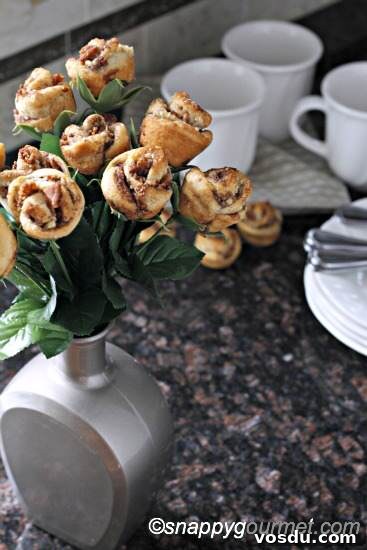 Banana Bacon Cinnamon Roll Roses: Sweet Savory Pastry Blossoms 10 Banana Bacon Cinnamon Roll Roses (@snappygourmet.com)