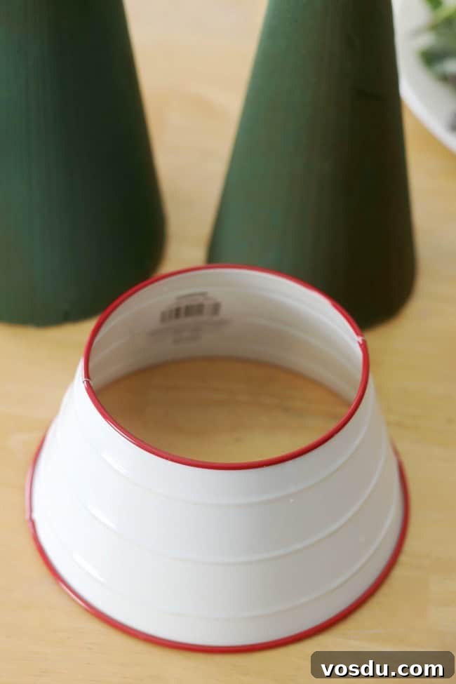 small tree collar white with red trim